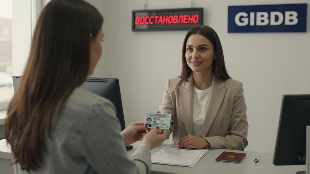 Женщина получает новые водительские права в отделении ГИБДД.