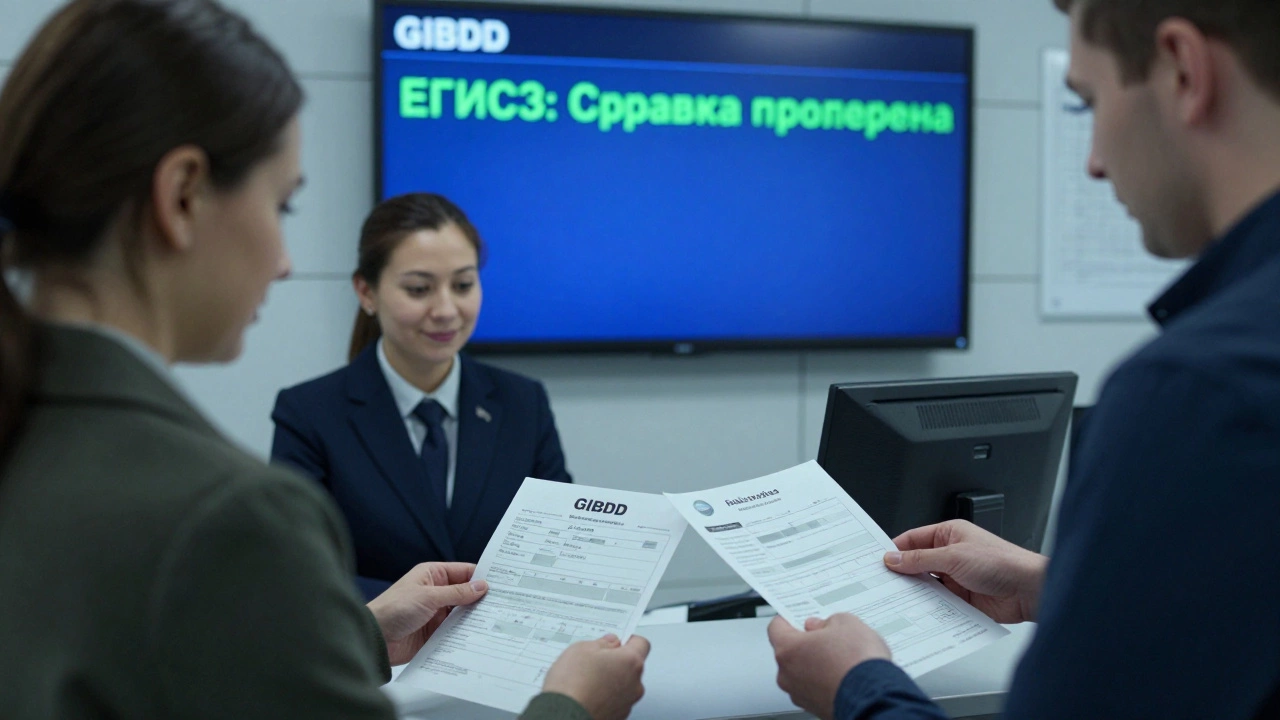 Сотрудник ГИБДД отклоняет заявление на замену прав из-за отсутствия медицинской справки, другой водитель успешно подаёт документы.